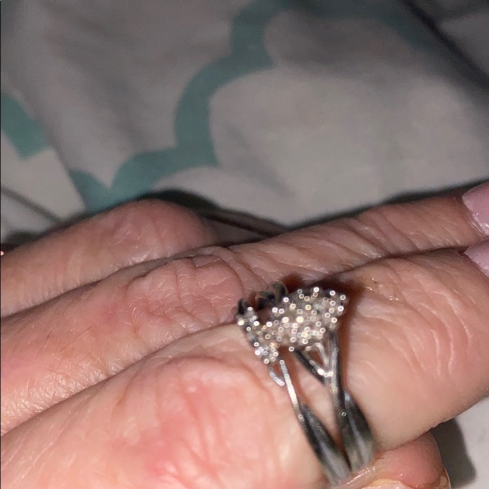10 karat gold and diamond ring - Picture 3 of 8